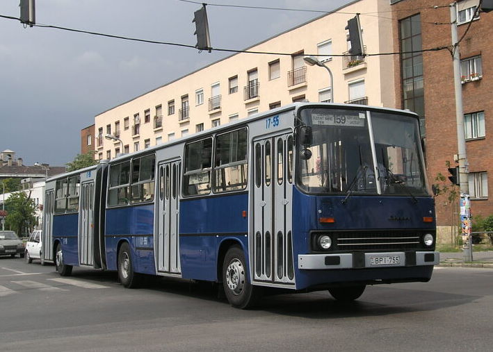 Az eladó buszok között van a 17-55-ös azonosítójú kocsi is, ami az első ráncajtós volt, ami zöld kapaszkodót kapott felújítása során<br/>(fotó: Könözsi Gábor)