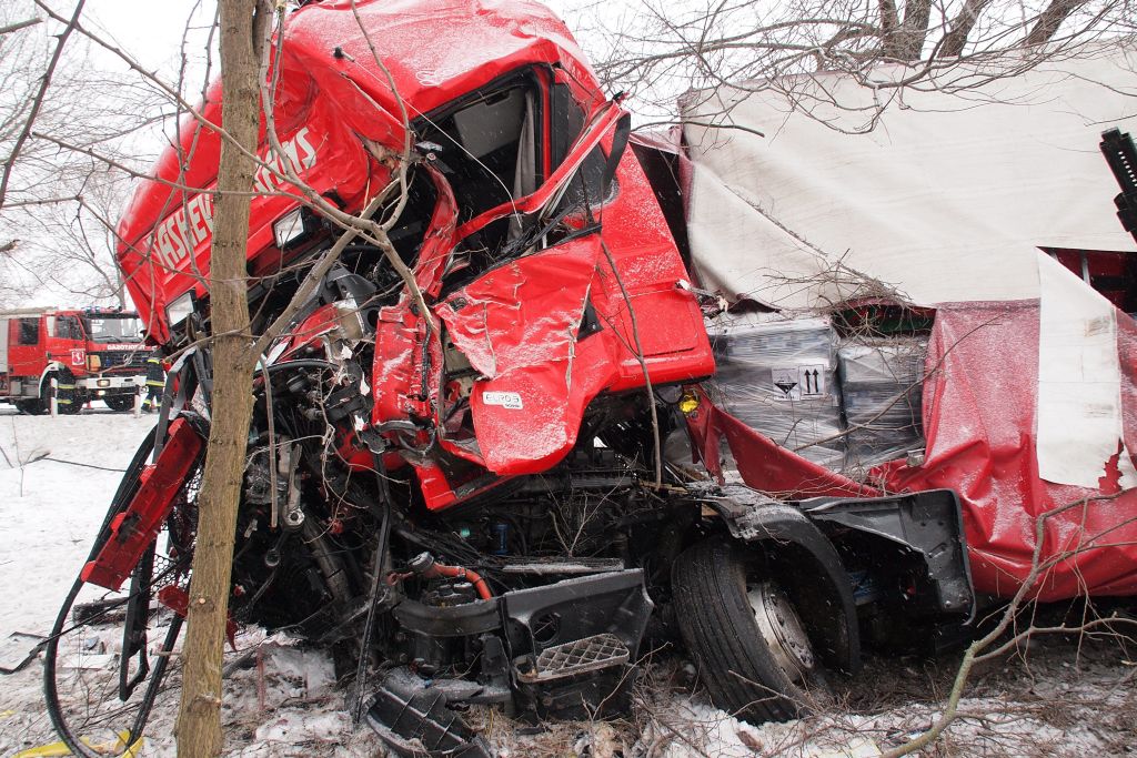 A jármű vezetőjét súlyos sérülésekkel szállították kórházba<br />(fotó: MTI - Donka Ferenc)