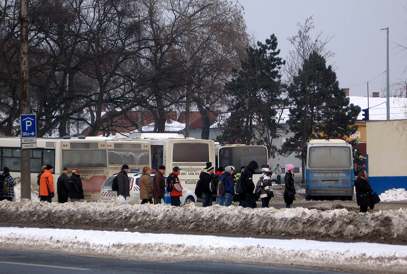 A helyközi autóbuszállomást teljesen kiürítették, az utasoknak és a Hajdú Volán dolgozóinak is el kellett hagyni a helyszínt<br>A képre kattintva galéria nyílik meg!<br>(fotók: Ács Attila)