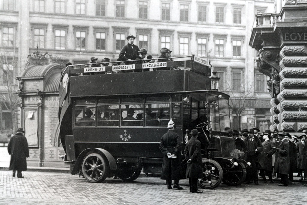 Az Austro-Daimler kocsi a Vilmos Császár úti végállomáson az induláskor<br/>A képre kattintva galéria nyílik!<br/>(a képek forrása a szerző gyűjteménye)