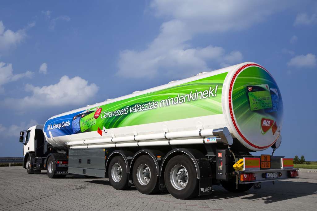 Az üzemanyagkártya-dizájnt hordozó tankautó <br> A képre kattintva galéria nyílik <br> (fotók: Mol-csoport)