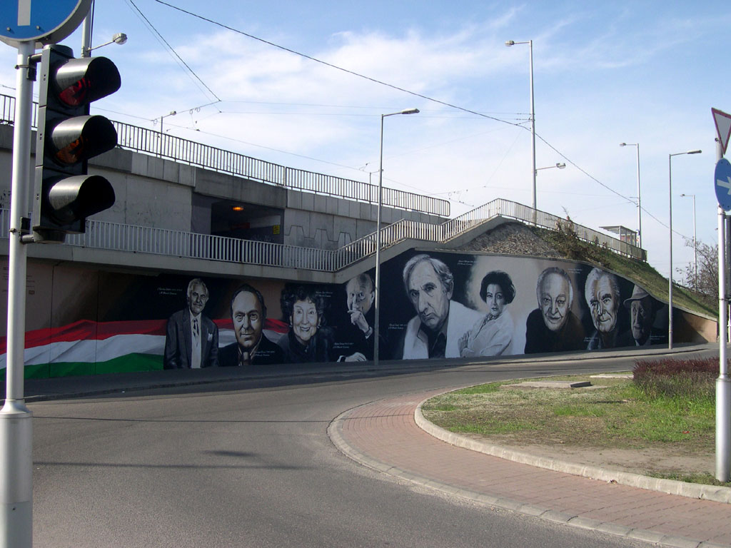 A festmény a híd felhajtója mellett eddig üresen álló felületre került<br/>A képre kattintva galéria nyílik!<br/>(fotók: Istvánfi Péter)
