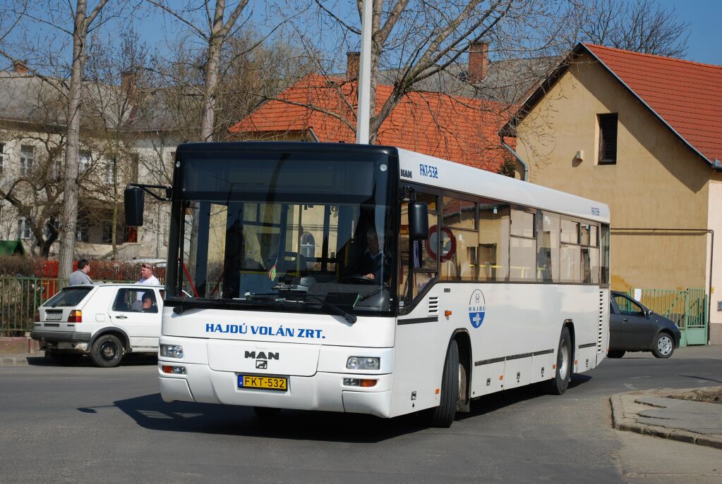 Az utóbbi időszakban ez a 2003-as gyártású MAN SL223 volt a két helyi vonal törzskocsija, ami a szolgáltatóváltás után szabadult fel Debrecenből 2009-ben<br>(fotó: Bohus Dávid)