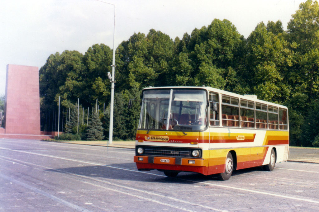 Ikarus 256-os bérautóbusz a Felvonulási téren<br/>A képre kattintva galéria nyílik!<br/>(A külön nem jelölt fényképek a szerző gyűjteményéből származnak)