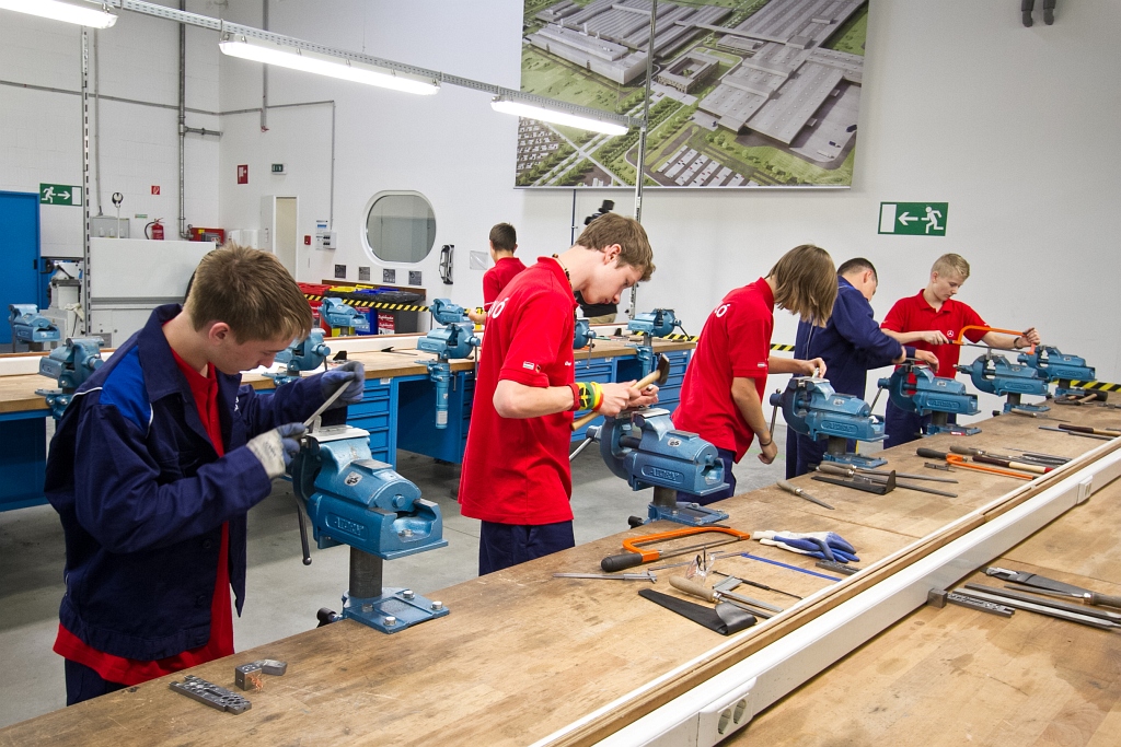 Már fiatalon megtanulják, hogy kell Mercedes-gyárban dolgozni<br>Kattintásra Vörös Attila képgalériája nyílik
