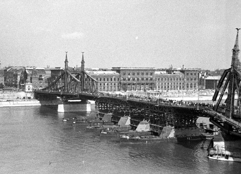 Tömegek kelnek át a háborúban lebombázott, majd ideiglenesen helyreállított Szabadság hídon<br/>A képre kattintva galéria nyílik!<br/>(A képek forrása a Fortepan-archívum)