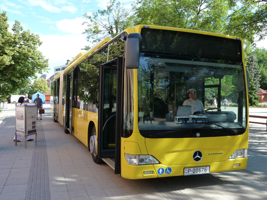 A kiállított autóbusz a városháza előtt <br> a képre kattintva galéria nyílik <br> (Erdei Dávid felvételei)