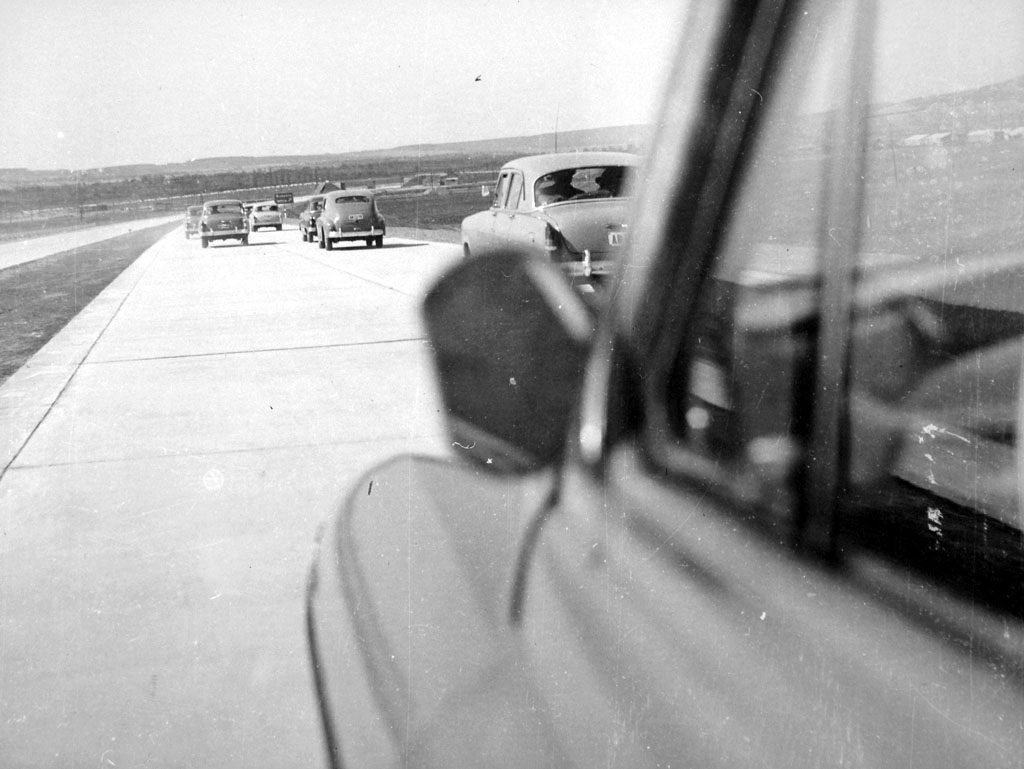 Az M1-es és M7-es autópálya közös szakasza Budaörsnél, a hatvanas években<br/>A képre kattintva galéria nyílik!<br/>(A külön nem jelölt fotók a Fortepan-archívumból származnak)