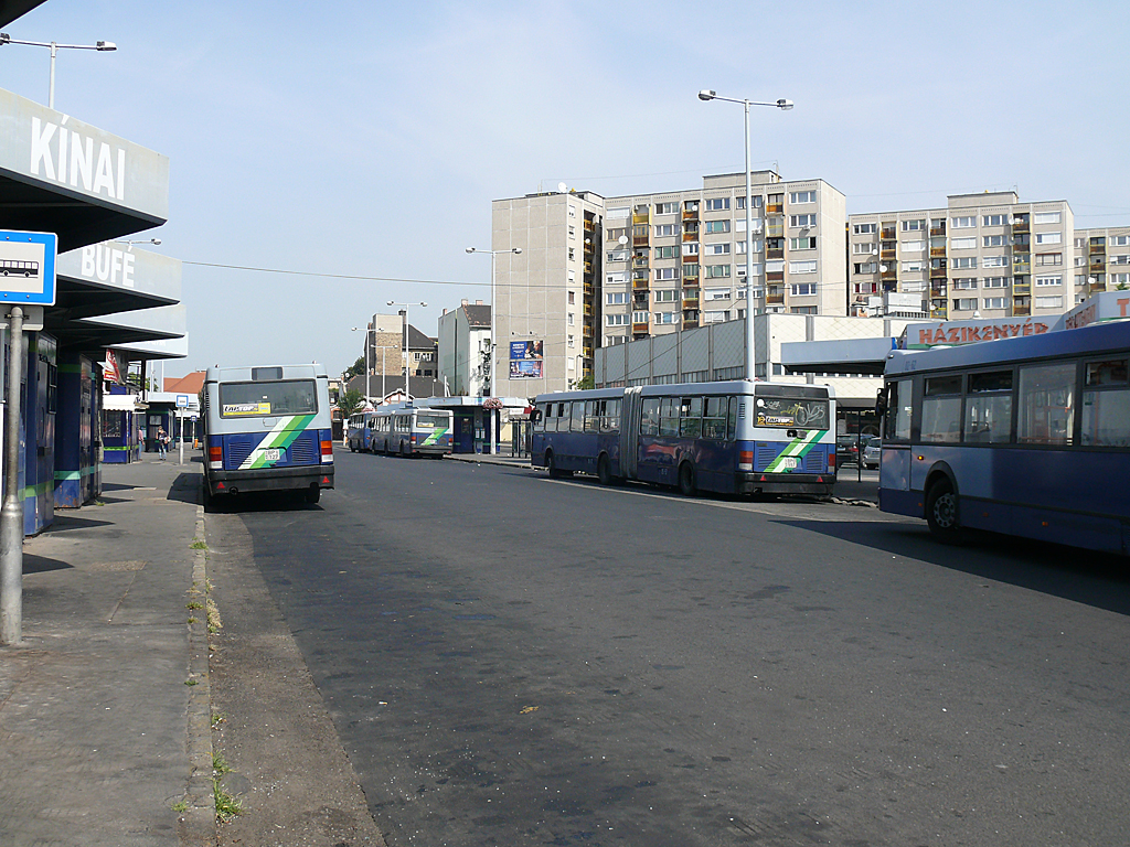 A buszvégállomás ma, kihasználatlan hely akad bőven. A kép bal szélén régen a 62-es buszcsalád végállomása volt<br>(a szerző felvételei)