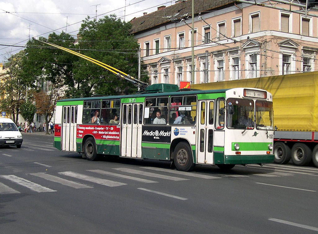 A szegedi nosztalgiakocsi, a 9-153 még forgalomban 2004-ben<br/>(fotó: Istvánfi Péter)