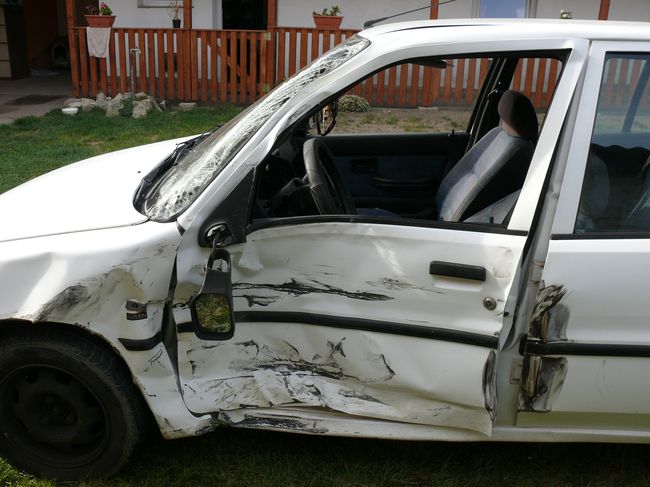 Megsérült a Peugeot sofőrje (forrás: www.szabolcsvonulas.hu)