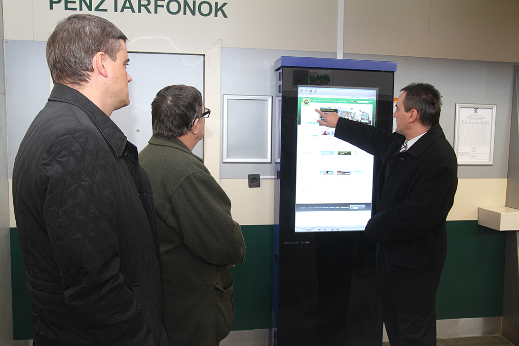 Kövesdi Szilárd, a GYSEV Zrt, vezérigazgatója mutatja be az új interaktív információs oszlopot Sopronban