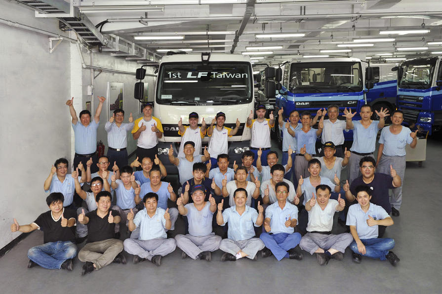 Boldog munkások és az első hazai DAF LF <br /> (fotó: DAF)