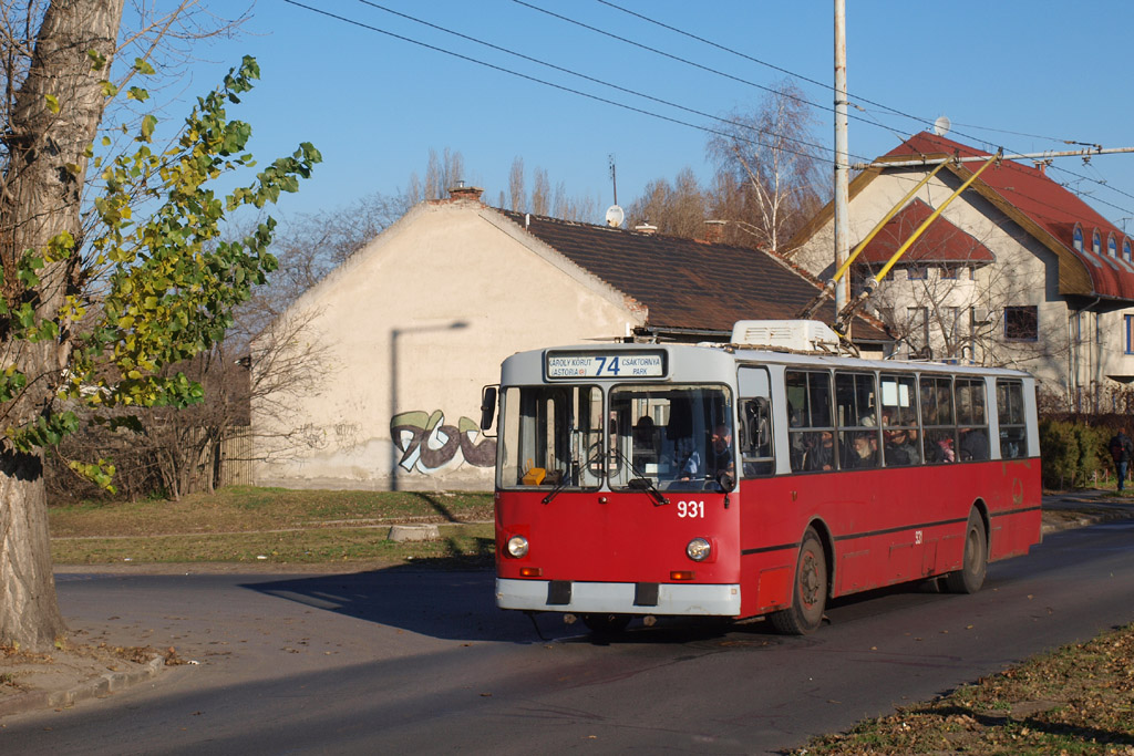 <p>A 931-es pályaszámú ZIU-9B típusú trolibusz december első napján a Teleki Blanka utcánál, útban a Károly körút felé<br>(fotók: a szerző)</p>
