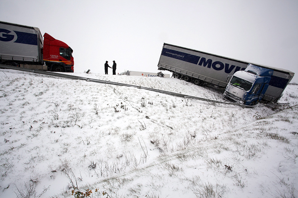 Árokba csúszott kamion az M7-es autópályán Becsehely közelében<br >(fotó: MTI, Varga György)