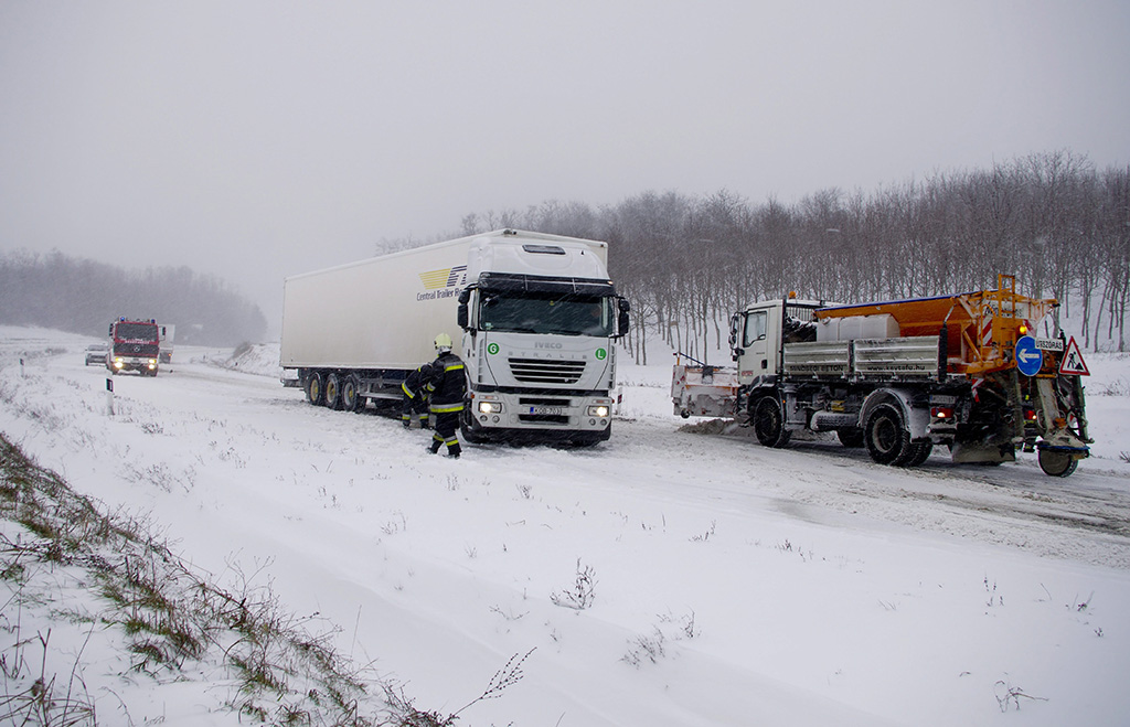 Elakadt kamion a hóban Pécs és Kozármisleny között az 5711-es út és az M60-as autópálya csomópontjánál <br >(fotó: MTI, Sóki Tamás)