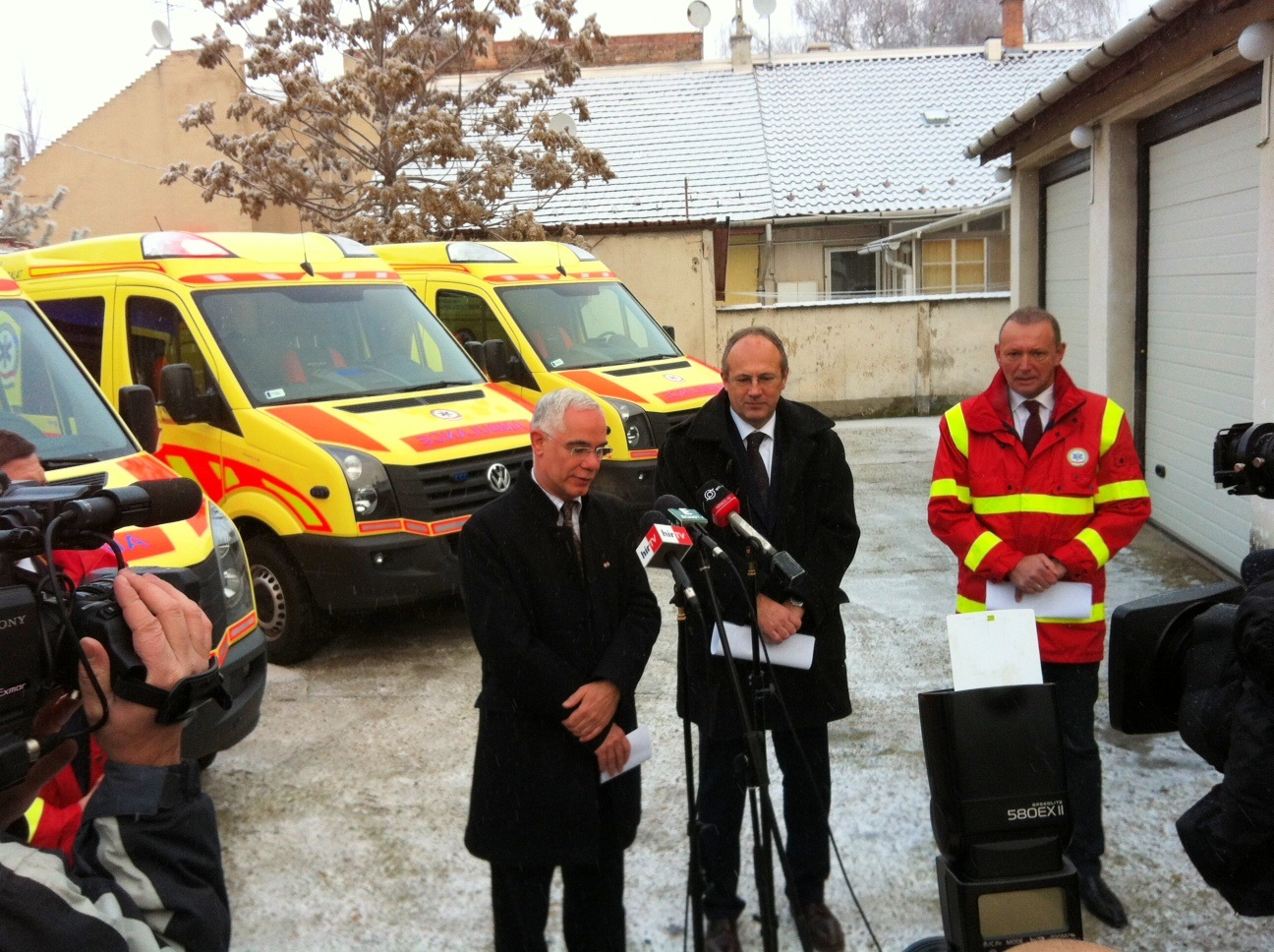 A minisztérium és a mentőszolgálat képviselői az újpesti átadáson <br /> (fotó: VW)