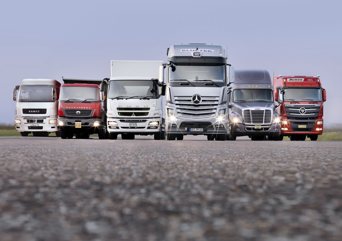 A Daimler 2013-as teherautó armadája <br /> (fotó: Daimler)