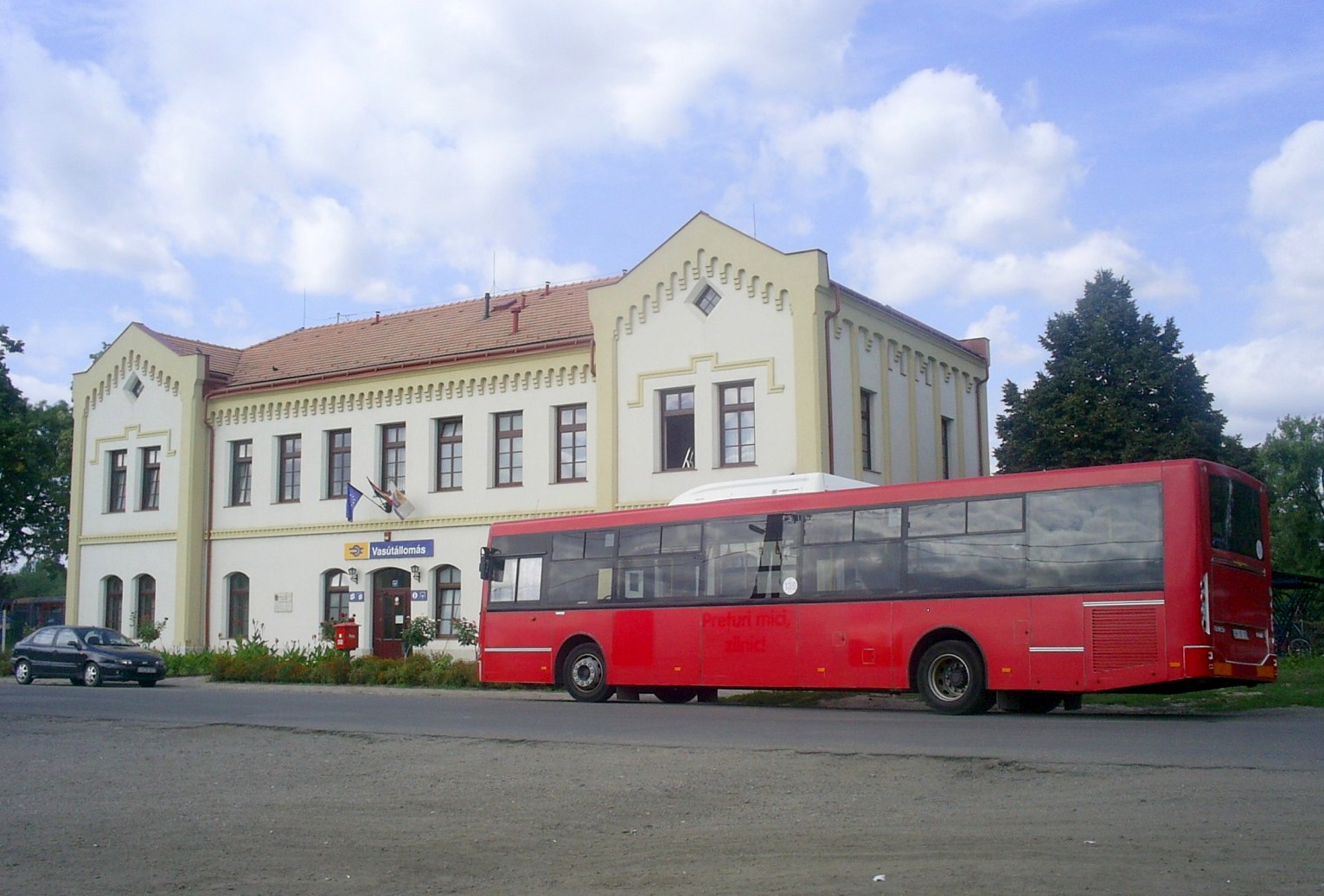 Pirosra matricázott nagyváradi Alfabusz Localo a biharkeresztesi vasútállomás előtt
