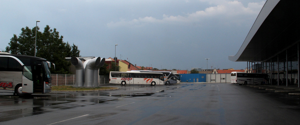 A nemrég megnyitott új eszéki buszállomás, az áprilisban induló járatok horvát végállomása<br />(a külön nem jelölt képek a szerzőéi)