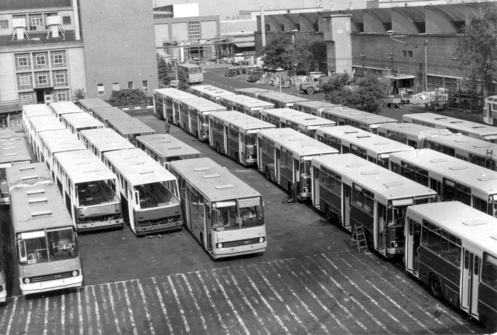 A KGST-országok részére készülő buszok az Ikarus mátyásföldi telepén, a nyolcvanas években