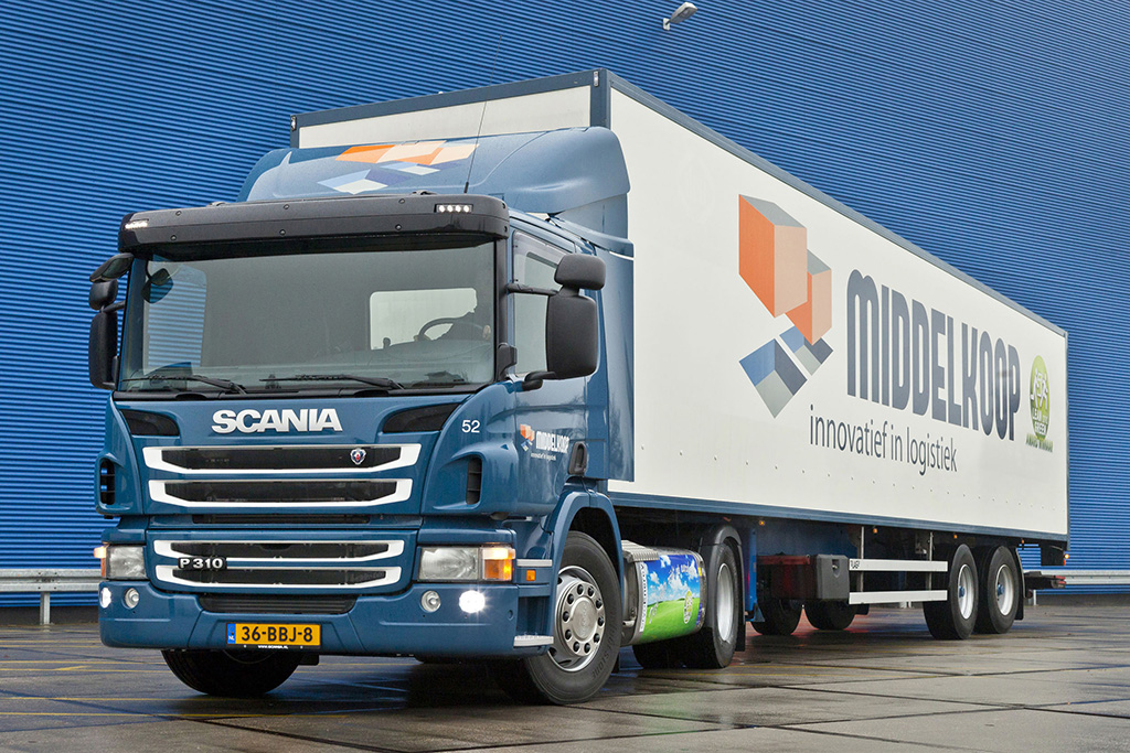 Az LNG-hajtású Scania dupla üzemanyagtartályának köszönhetően nagyjából 750 kilométert tud megtenni egy feltöltéssel<br >(fotó: magyarkozlekedes.hu)