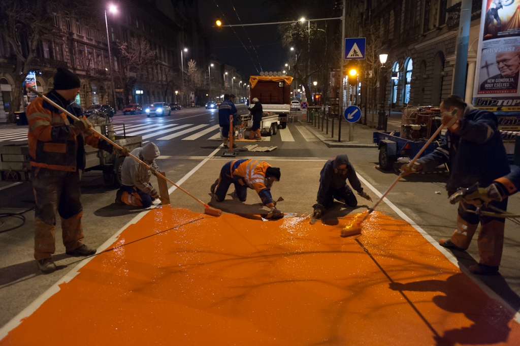 Éjszakai munkavégzés a Bajcsy-Zsilinszky úton<br/>(fotók: BKK)