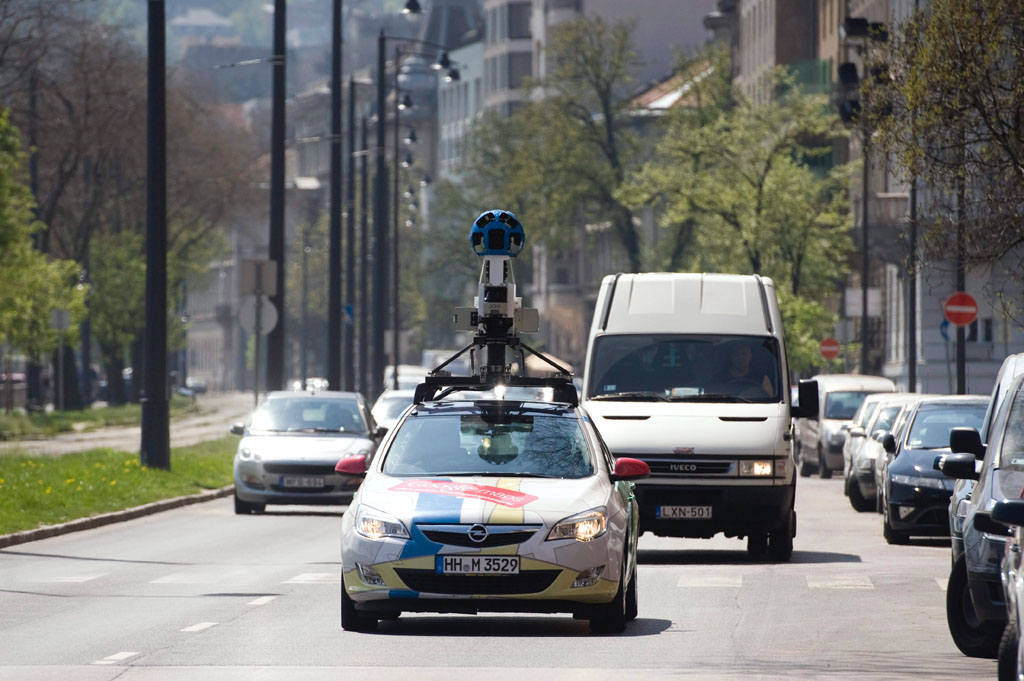 Munkában a Google kamerás autója<br/>(fotók: MTI/Koszticsák Szilárd)