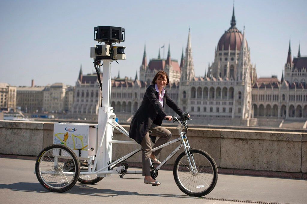Heal Edina, a Google Magyarország vezetője a cég fényképezőgépes triciklijén. A kerékpár az autóval nehezen bejárható helyek feltérképezésében nyújt segítséget