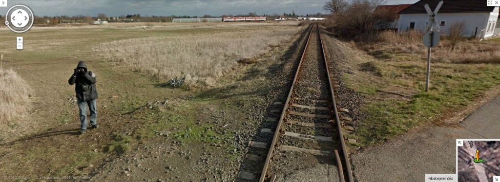 Amikor a vasútfotóst fotózzák...<br/>(fotó: Google Street View)