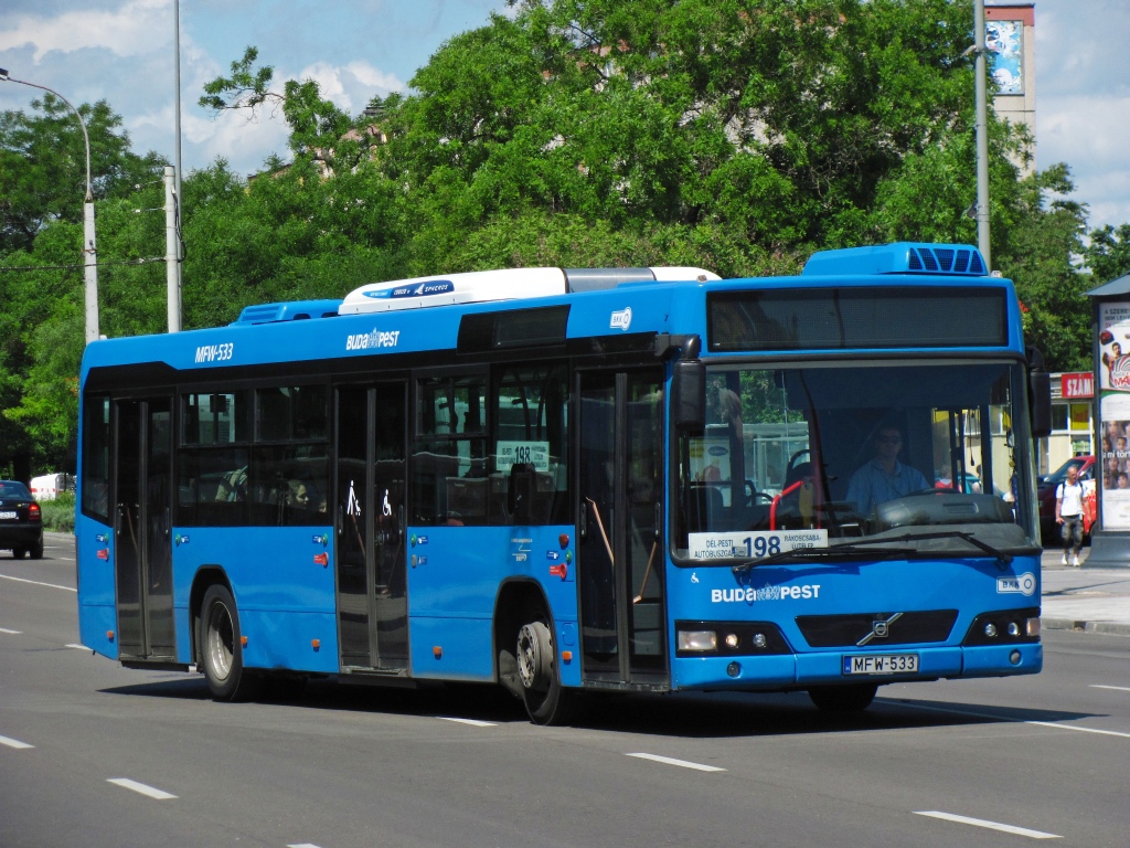 A buszok megkapják a BKK-flottaszínt, így külsőre nem sokban térnek majd el a képen látható kelenföldi Volvo 7700-astól<br/>(fotó: Németh István)