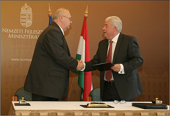 Dr. Vereczkey Zoltán, az MKFE elnöke és Dr. Fónagy János parlamenti államtitkár a stratégiai megállapodás aláírásán<br>(forrás: MKFE)