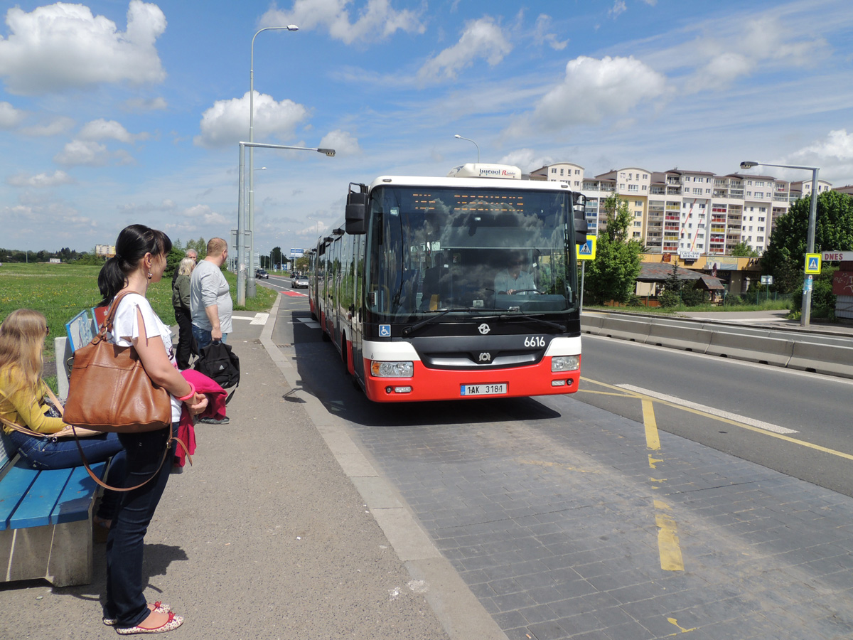 SOR NB18 típusú busz gurul az egyik prágai megállóba<br>(fotók: a szerző)