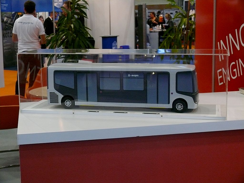 A busz két lehetséges változatának makettje az Automotive Hungary kiállításon<br>A képre kattintva galéria nyílik<br>(a külön nem jelölt képeket Kemsei Zoltán készítette)