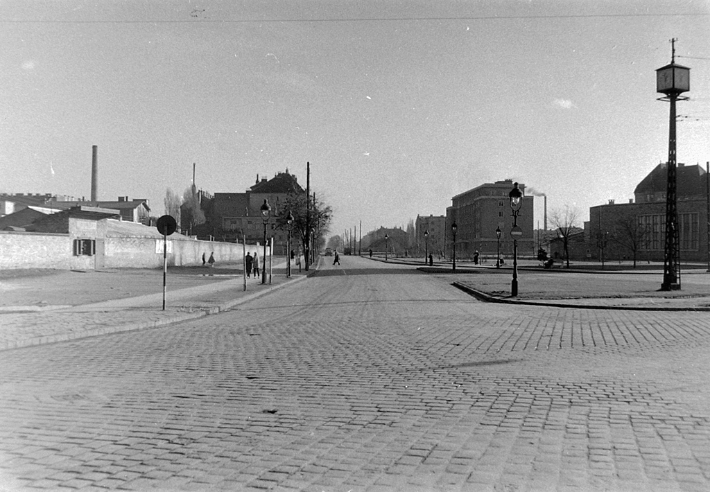 A Róbert Károly körút és Váci út csomópontja a foghíjas beépítés dacára szinte városias képet mutatott már 1958-ban is<br>(forrás: www.egykor.hu)