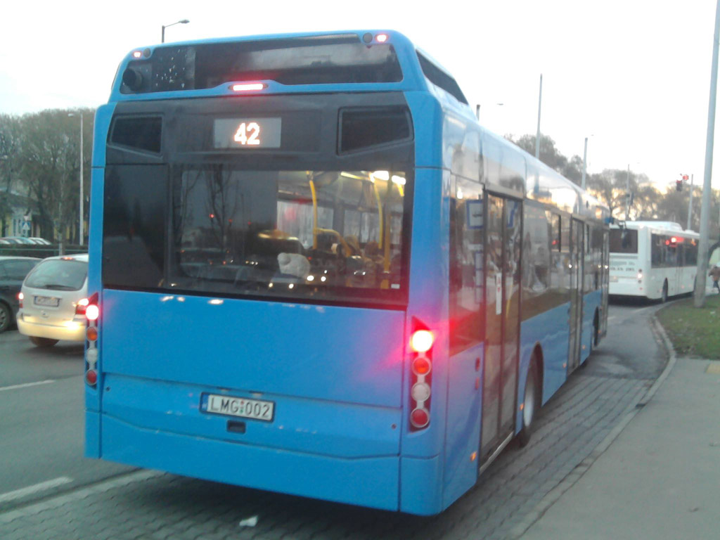 A debreceni szolgáltatási szerződés egységes fényezést ír elő a buszoknak, ez a strandkorlát szín vajon hogy felel meg neki?<br>(fotó: Huszti Norbert)