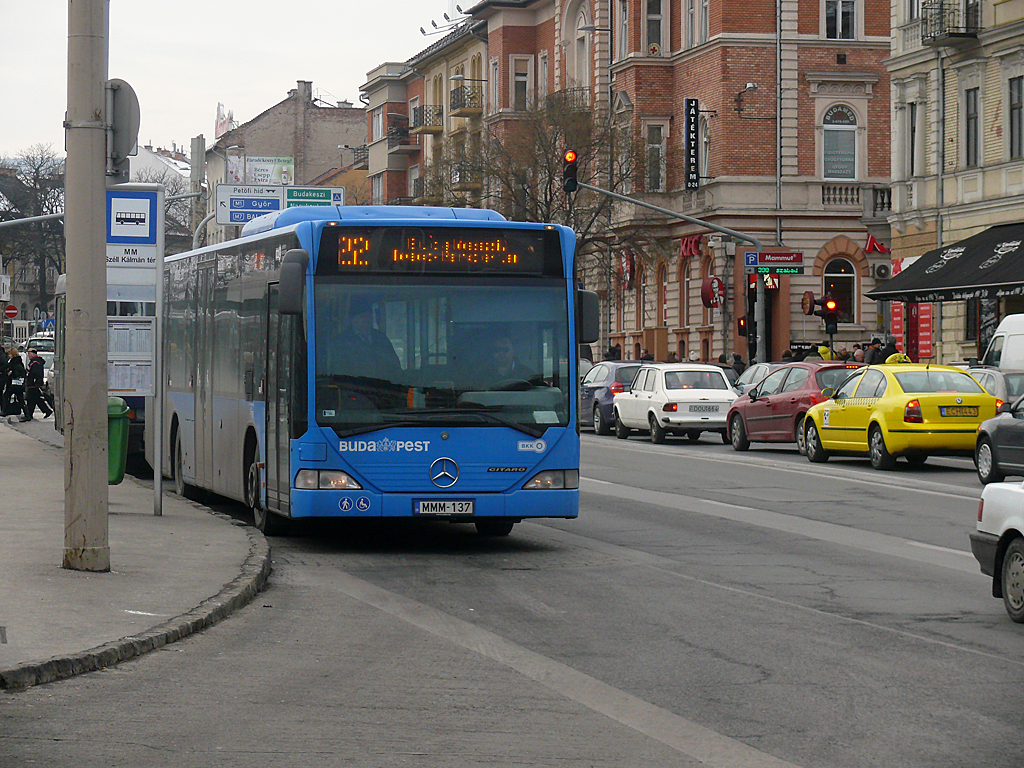 MMM-137, egy busz az új eresztésből a Széll Kálmán téren<br/>(fotó: Kemsei Zoltán)