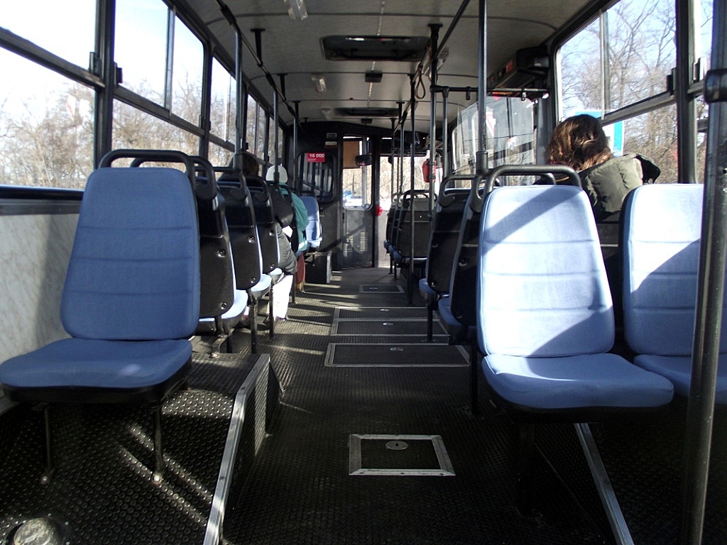 Az új buszon az egyetlen szemmel látható, külső változás a műbőr borítású Halas típusú ülések