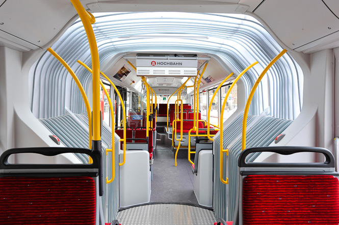 Az utastér kellemes színvilágú, tágas, világos, a csuklóharmonika átereszti a fényt<br>(fotó: Hamburger Hochbahn)