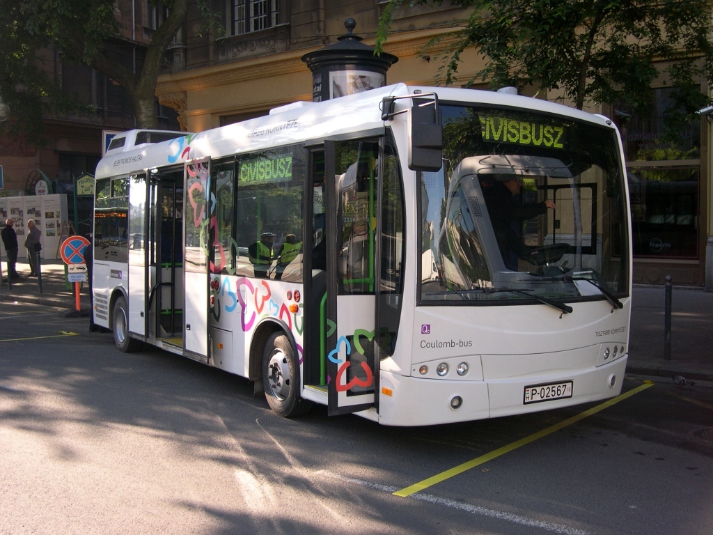 Az ITK eletromos busza a 2010-es autómentes napon rendezett buszbemutatón<br/>(fotó: Istvánfi Péter)