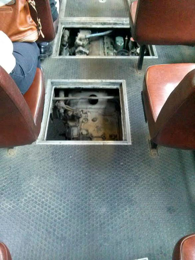 Több helyen is hiányzott a buszon a padlóburkolat<br/>(fotó: Kisalföld)