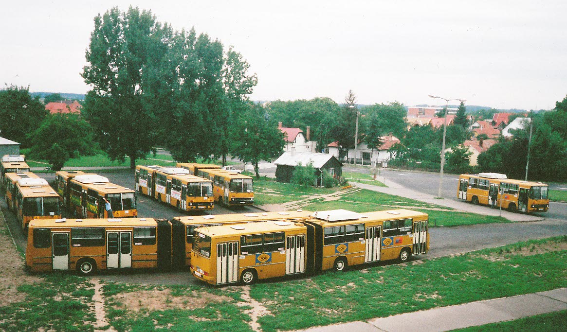 Dóberdó utcai csendélet 1994-ből, a pihenőidejüket töltő 31-es buszokkal<br>(fotó: Nagy Attila)