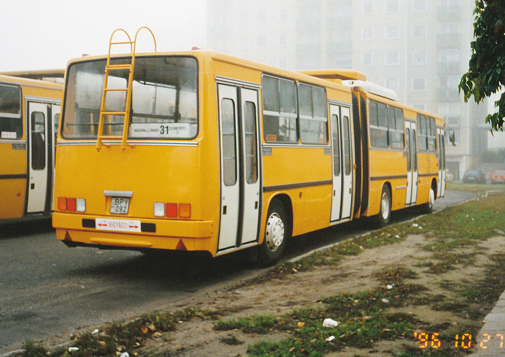 Debreceni jellegzetesség volt a létra a dual-fuel Ikarusok hátulján. A képen a 31-es vonal egykori gyönyörű törzskocsija látható<br>(fotó: Nagy Attila)