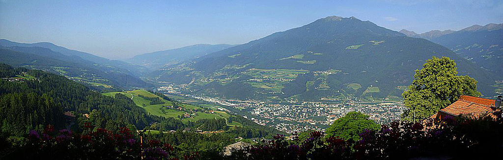 Bressanone látképe az Eisack-völgyében<br>(forrás: wikipedia)