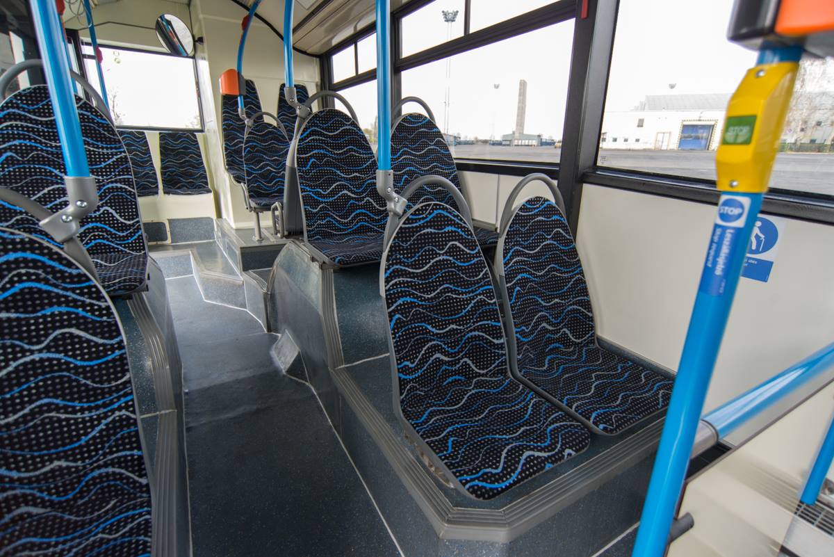 Új padlóburkolatot kapott a busz, amint az látszik, a leragasztás minőségén lehetne még javítani. Áthúzták az üléseket is, kár, hogy maradtak fapadosak<br>(fotó: BKK)