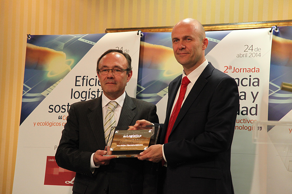 Trond Johansen, az Allison Transmission spanyolországi marketingigazgatója átveszi a díjat Ángel Lázarótól, a Jungheinrich spanyol igazgatójától, aki a tavalyi év díjazottja volt<br>(forrás: Allison Transmission)