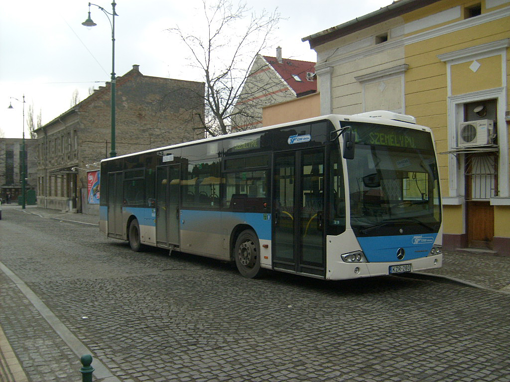 Mercedes Conecto szóló busz Szegeden a 11-es viszonylaton az Indóház téri végállomásán éppen pihenőben<br>(forrás: wikipedia)