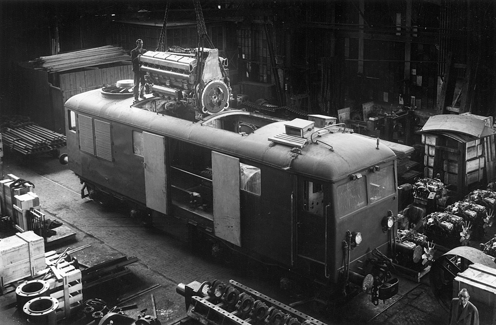 Az egyik dízelmozdony szerelése a Ganz gyárban<br>(forrás: Szécsey István: Ganz vasúti járművek 1920-tól 1959-ig, Indóház kiadó 2013; Villányi György gyűjteménye)