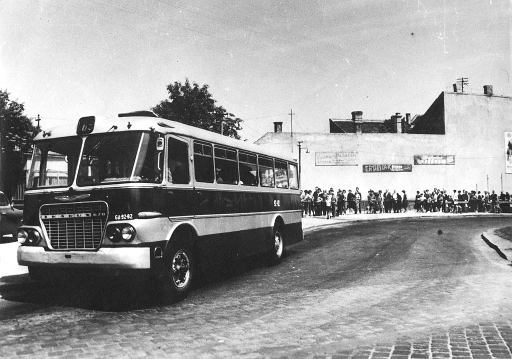 Tömeg a Kolosy téren, valamikor a hatvanas években. A 65-ös busz épp Fenyőgyöngye felé indul, a H járatra még várni kell<br>(forrás: VEKE-archívum)