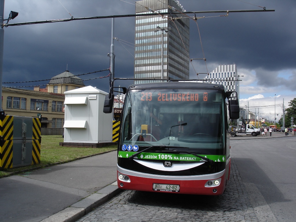 A busznak áramszedője is van, amivel napközben is tölthető